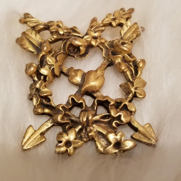 Women’s Vintage Lapel Pin Brooch Romantic Heart Arrow Floral Laurel Leaf Motif - Picture 6 of 11